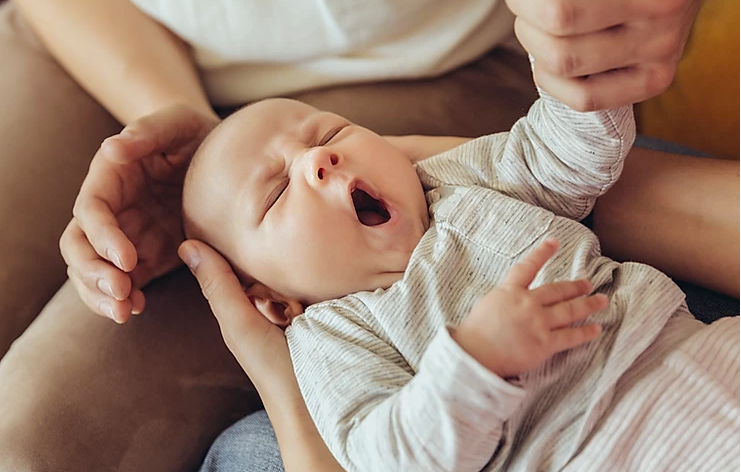 משהו באמת מפריע לו לישון!